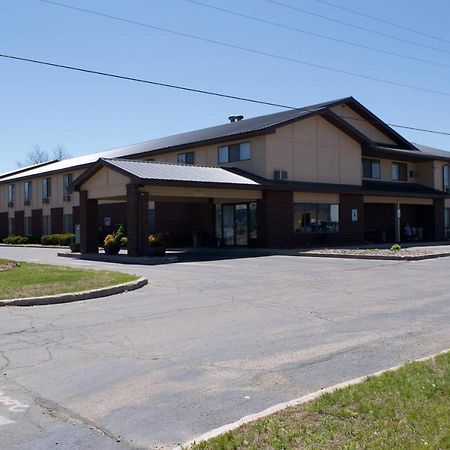 Amerivu Inn And Suites Shawano Wi מראה חיצוני תמונה