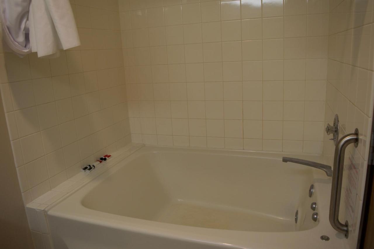 Amerivu Inn And Suites Shawano Wi מראה חיצוני תמונה