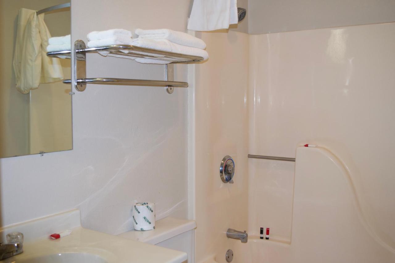 Amerivu Inn And Suites Shawano Wi מראה חיצוני תמונה