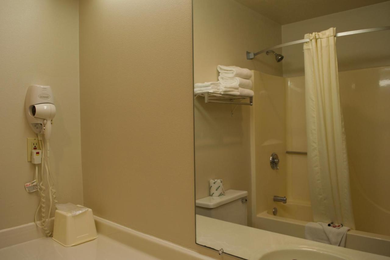 Amerivu Inn And Suites Shawano Wi מראה חיצוני תמונה