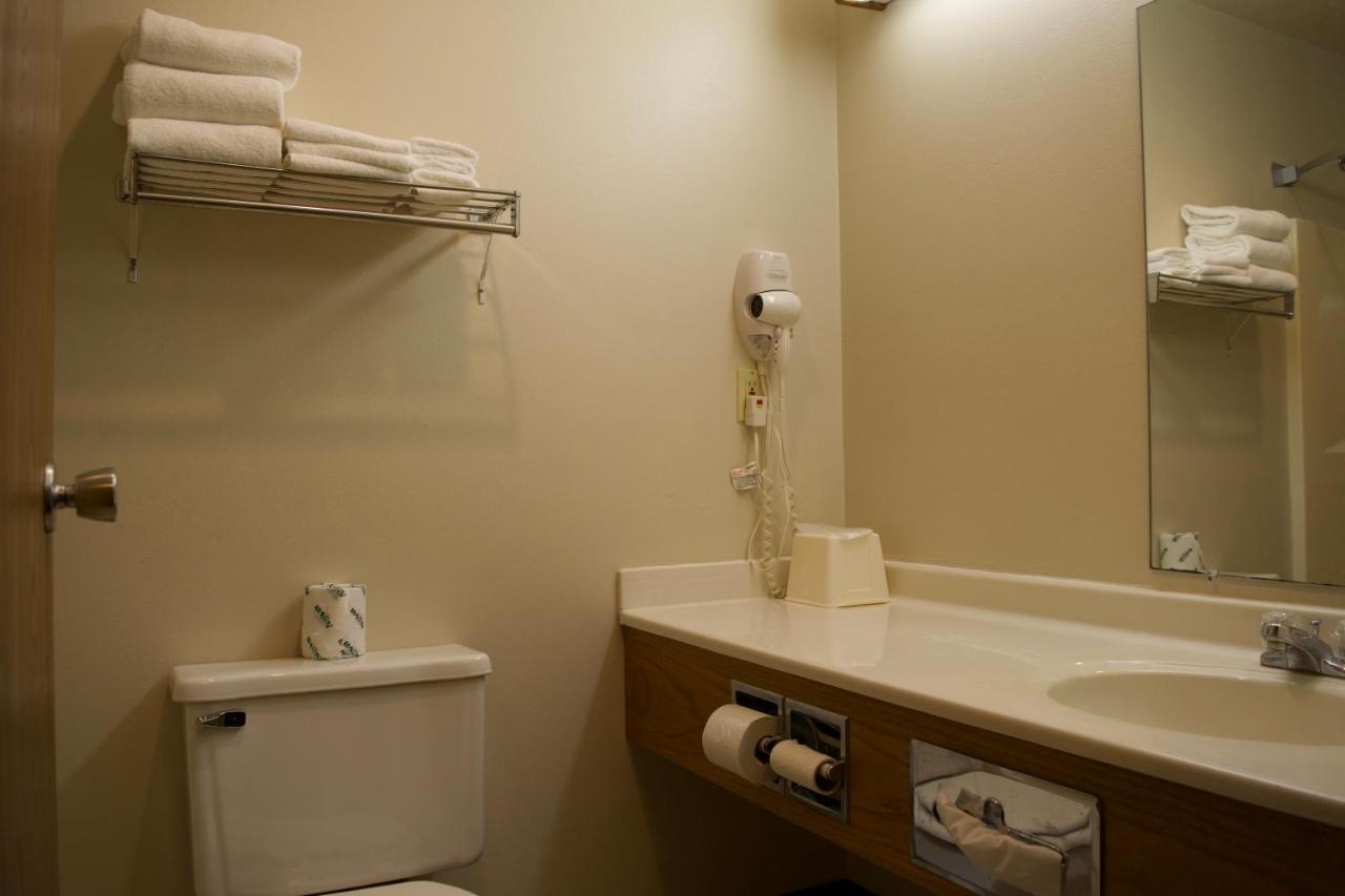 Amerivu Inn And Suites Shawano Wi מראה חיצוני תמונה