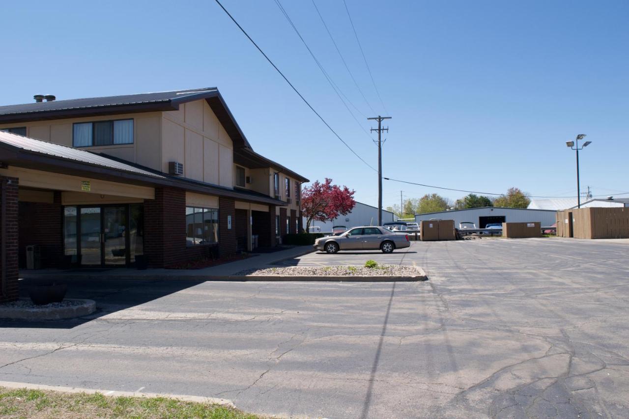 Amerivu Inn And Suites Shawano Wi מראה חיצוני תמונה