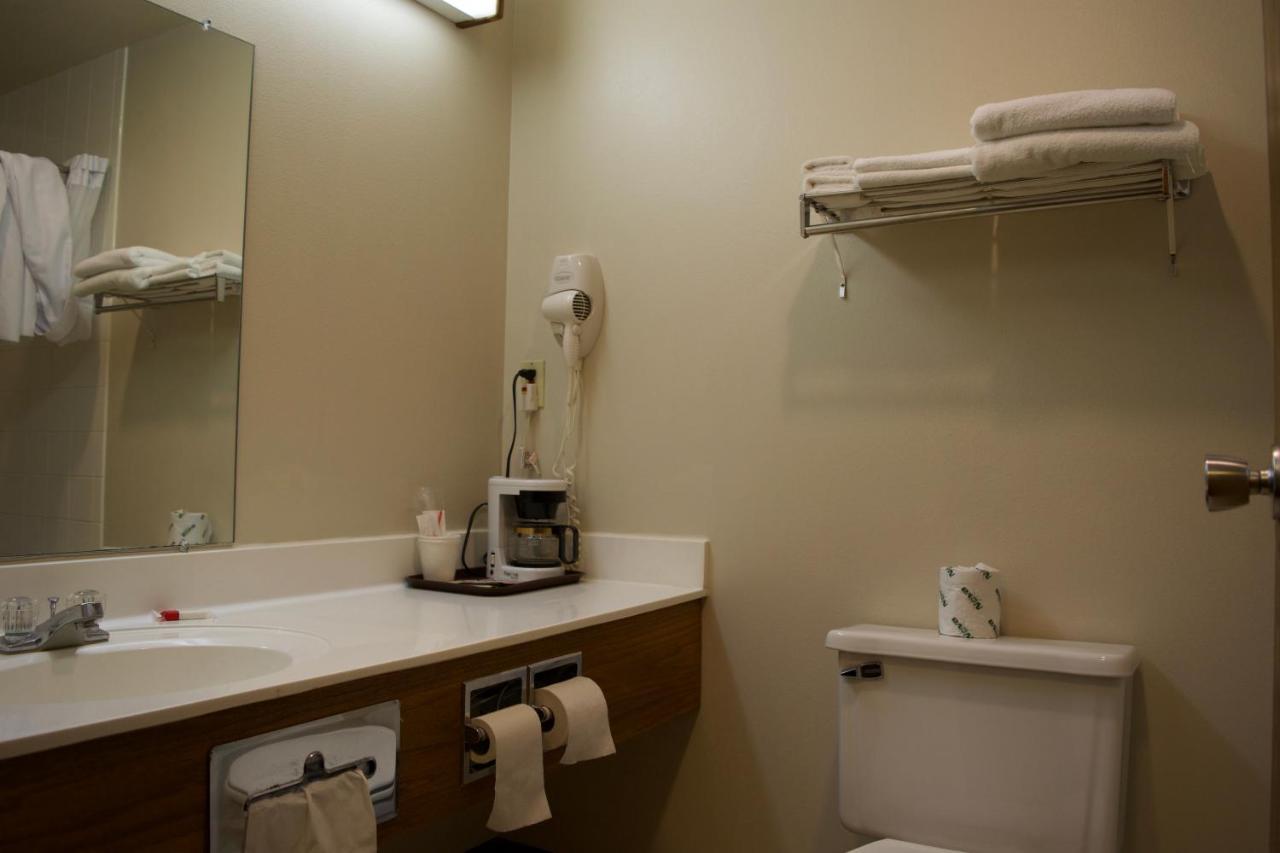 Amerivu Inn And Suites Shawano Wi מראה חיצוני תמונה