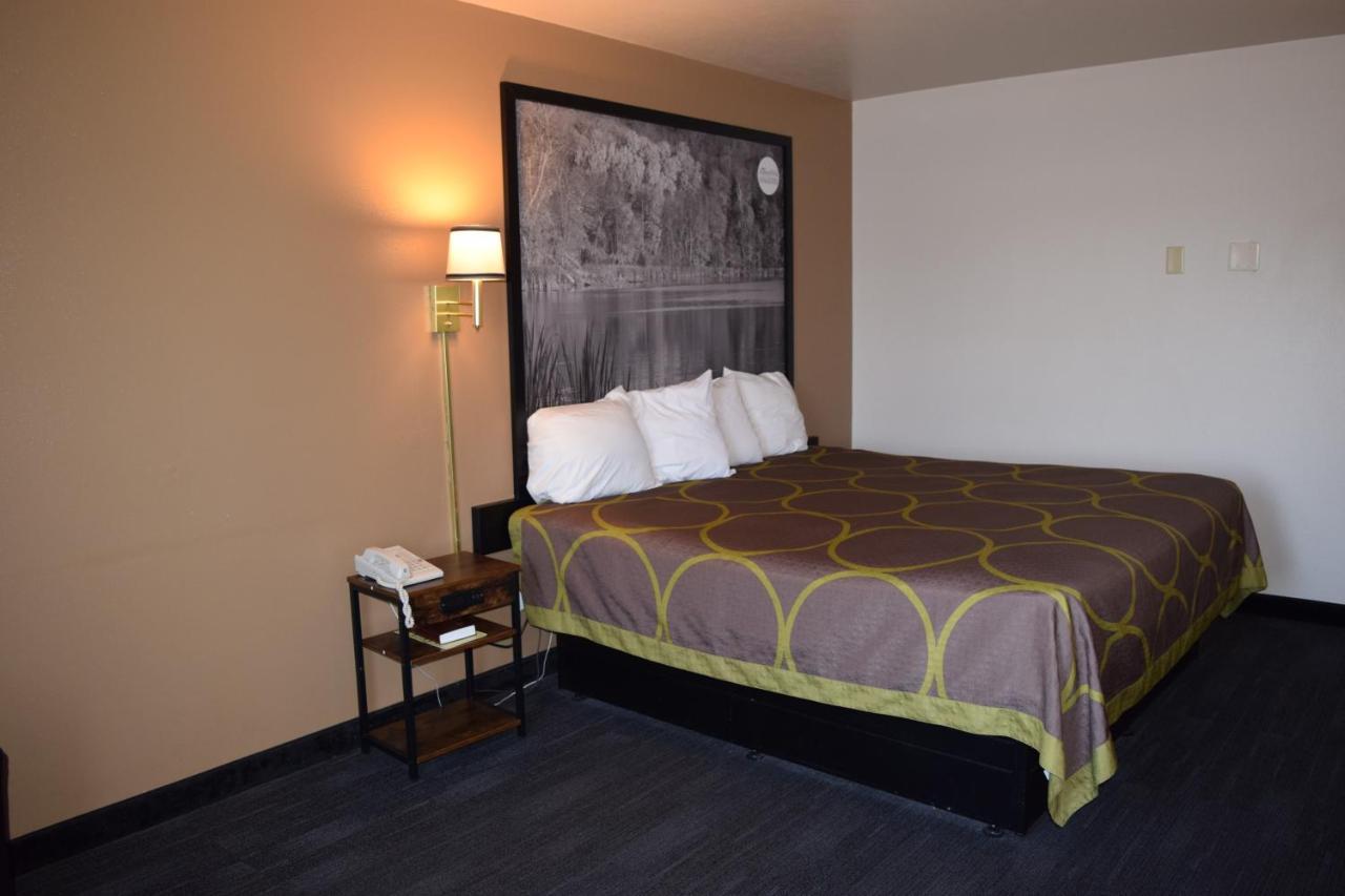 Amerivu Inn And Suites Shawano Wi מראה חיצוני תמונה