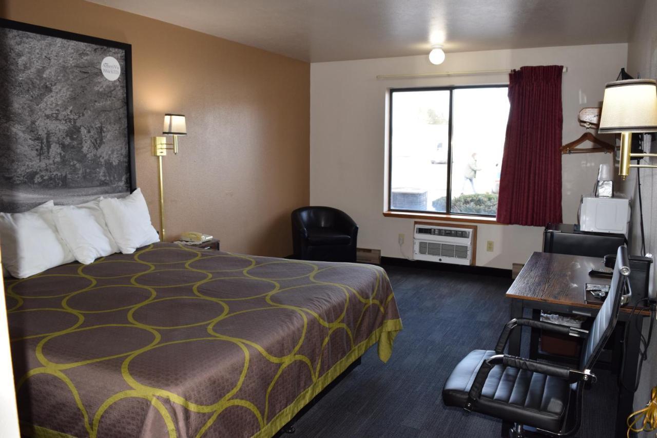 Amerivu Inn And Suites Shawano Wi מראה חיצוני תמונה
