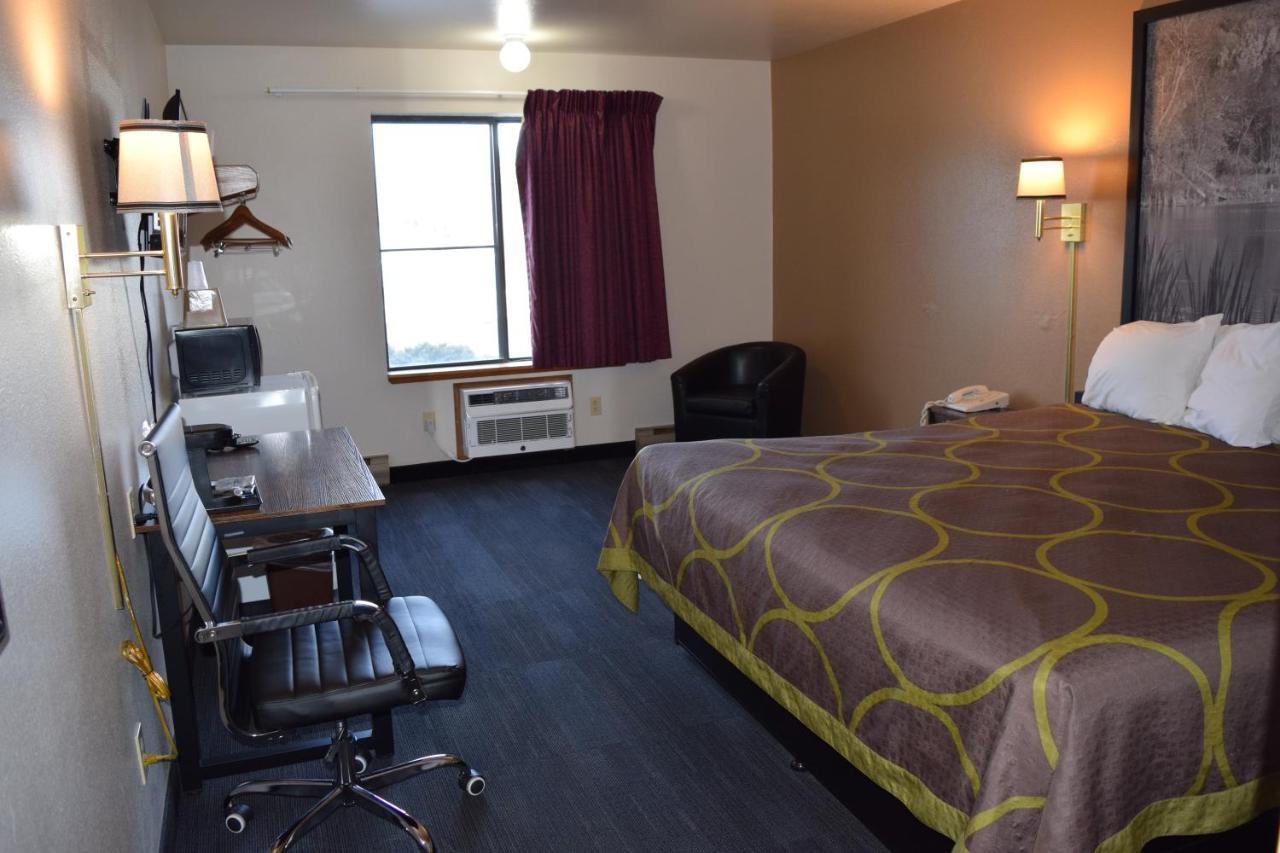 Amerivu Inn And Suites Shawano Wi מראה חיצוני תמונה