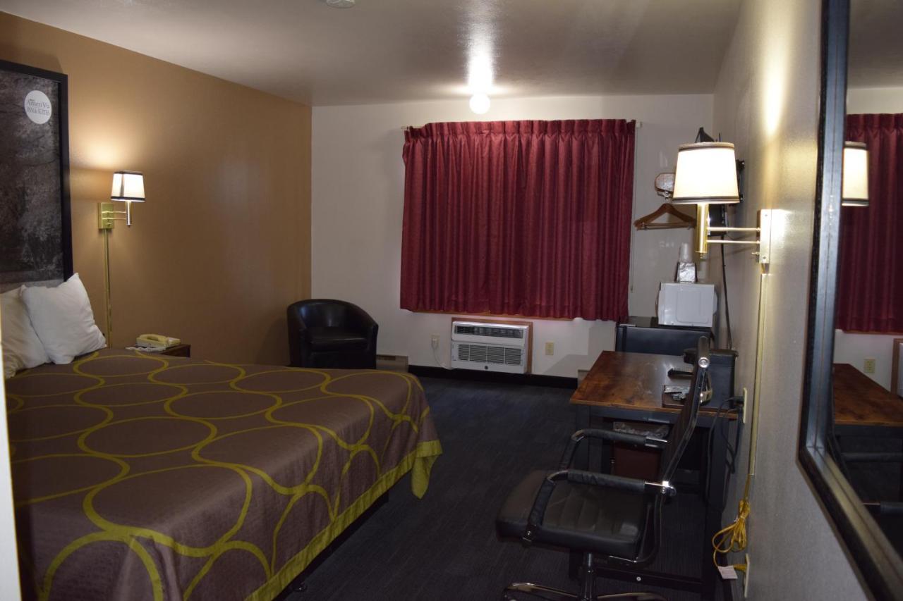 Amerivu Inn And Suites Shawano Wi מראה חיצוני תמונה