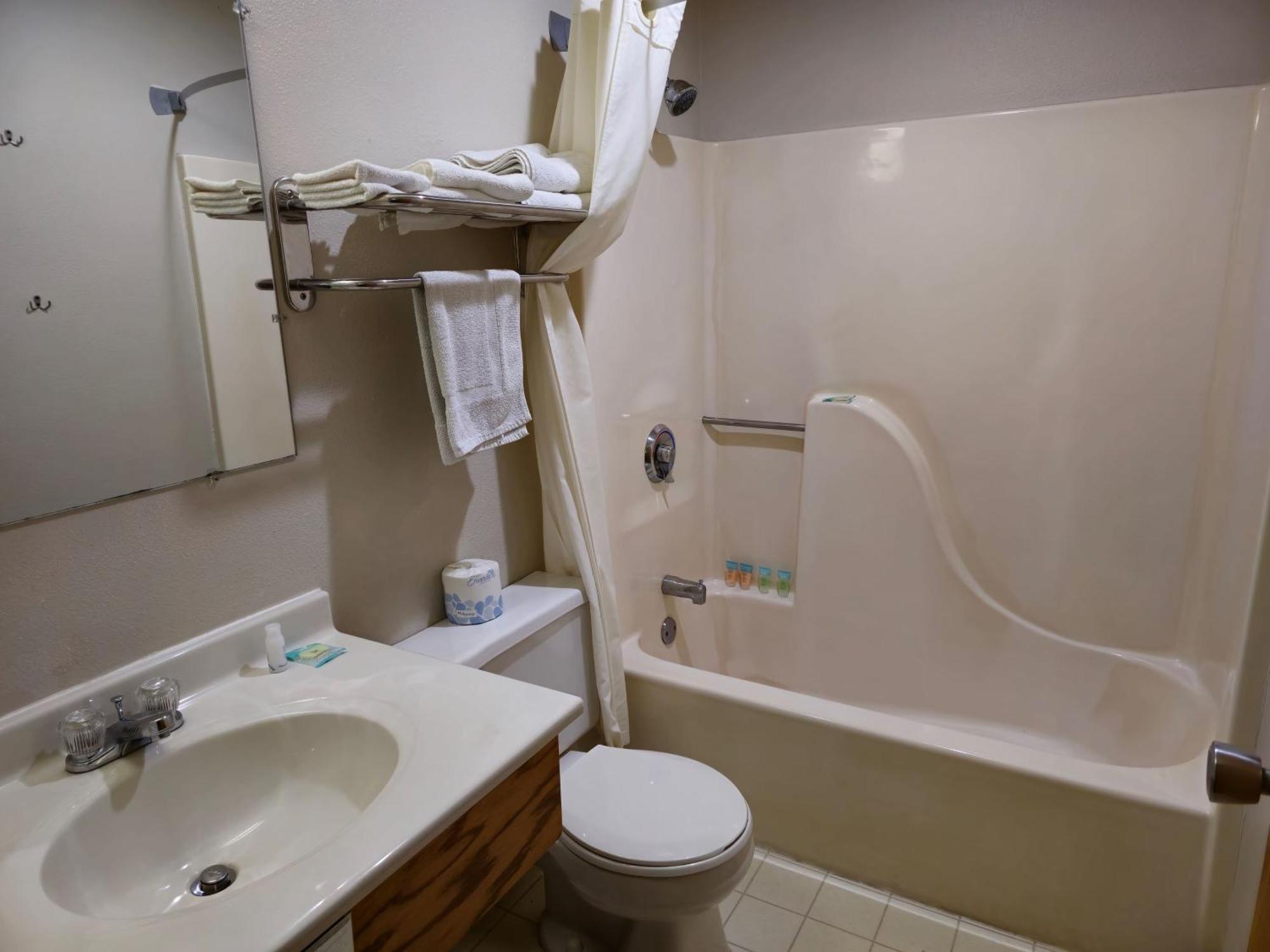 Amerivu Inn And Suites Shawano Wi מראה חיצוני תמונה